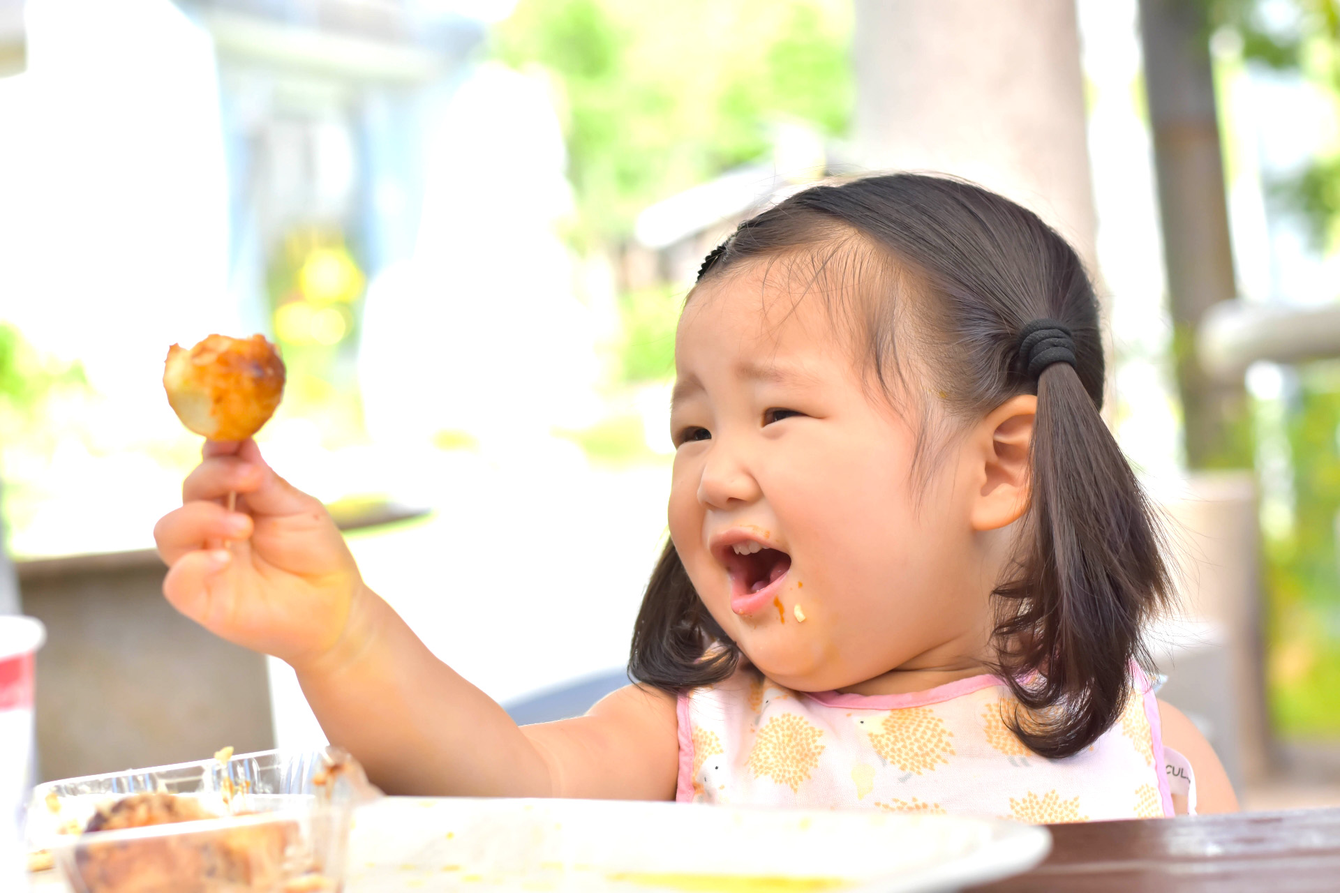 たこ焼きを食べる少女