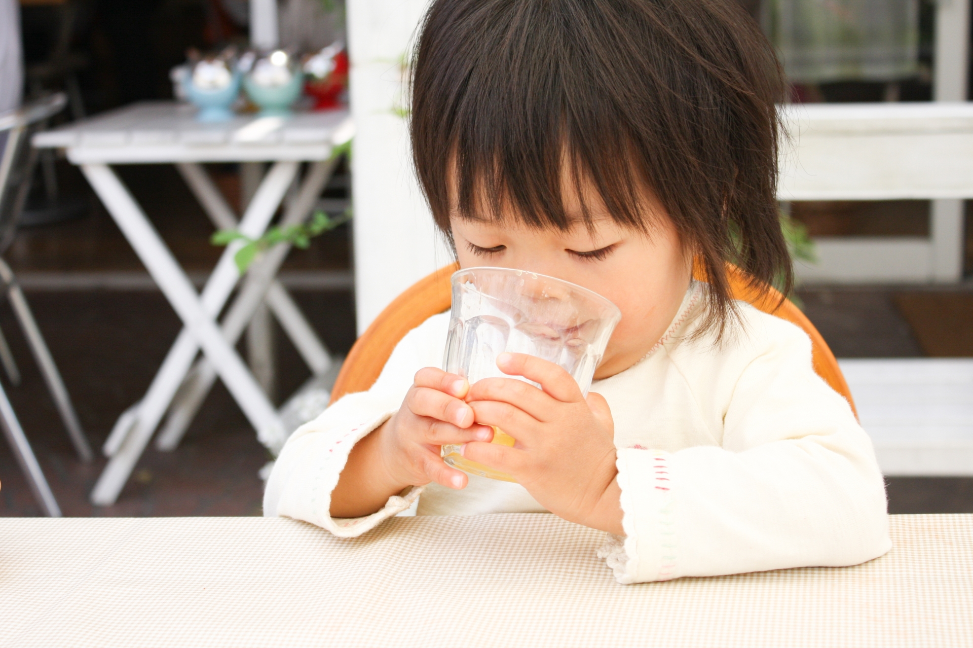 ジュースを飲む子ども