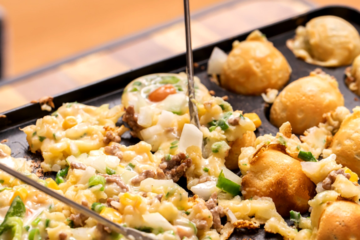 焼かれているたこ焼き